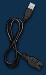 Svart C7-strömkabel med två kontakter på en blå bakgrund.