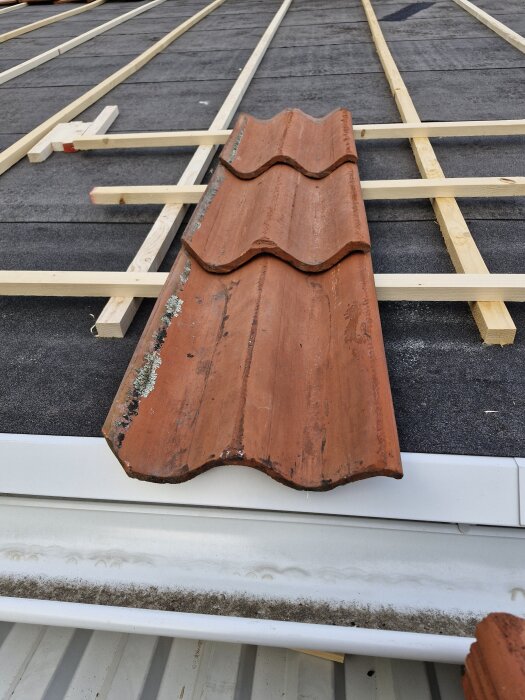 Takpanna placerad på läktstruktur, visar taklutningen.