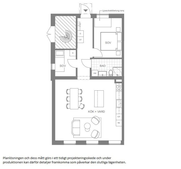 Planritning av lägenhet med kök, vardagsrum, badrum, ett sovrum och spiraltrappa som ej tillhör.