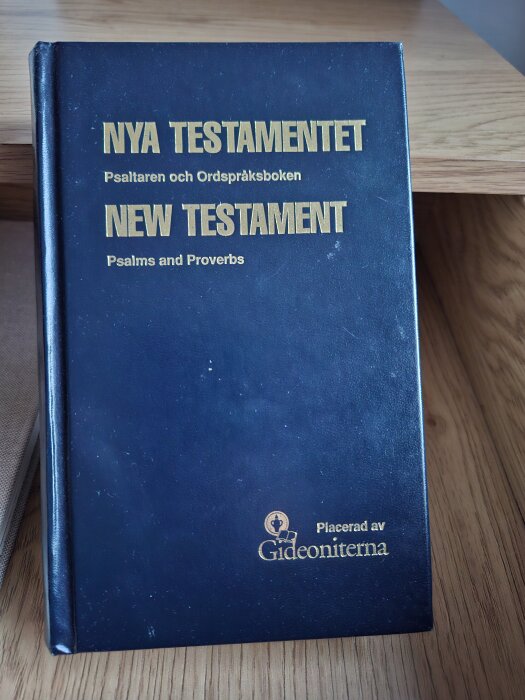 Bibel med text "Nya Testamentet, Psalteran och Ordspråksboken" placerad av Gideoniterna på ett hotell i Falköping.