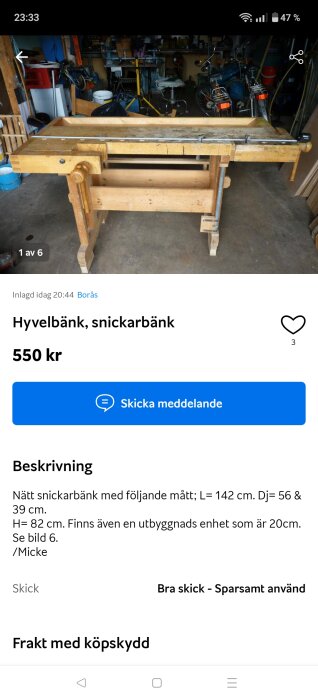 Hyvelbänk i trä med skruvtvingsanordning, omgiven av olika verktyg och cyklar i ett garage eller verkstad.