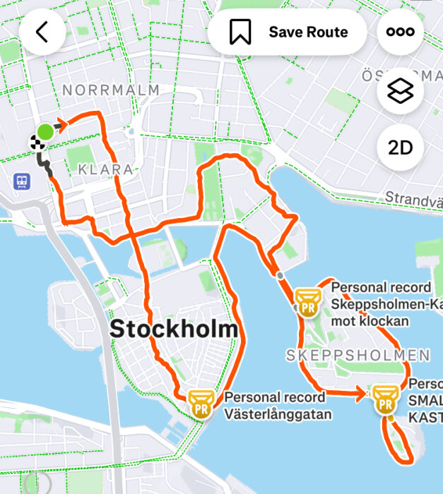 Karta över en löprutt i Stockholm som passerar områden som Norrmalm och Skeppsholmen med markeringar för personliga rekord.