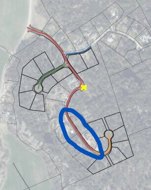 Satellitbild med markerad vägsträcka omgiven av bostadstomter. Blå cirkel och stjärna markerar delar av vägen där breddning diskuteras.