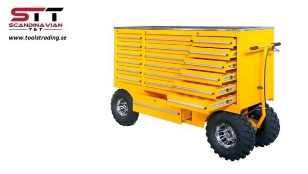 Gul verktygsvagn med flera lådor och stora hjul, märkt Scandinavian Tools Trading.