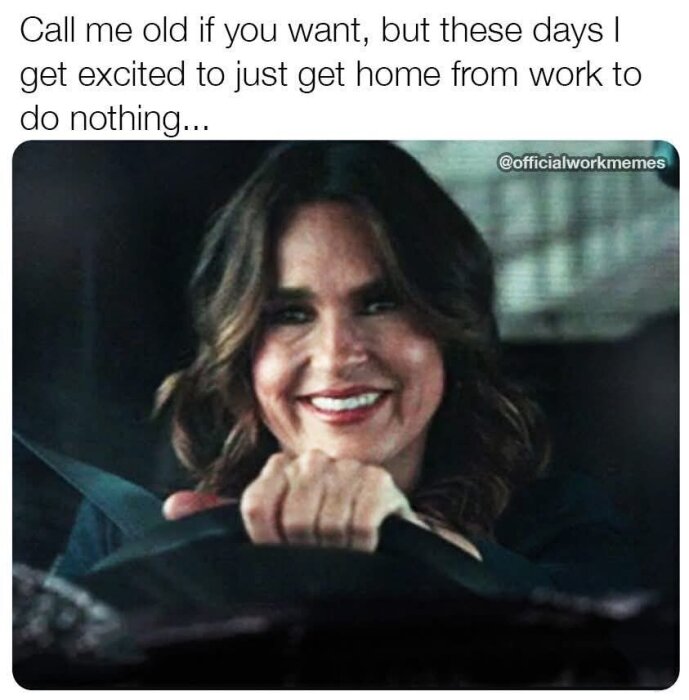 Kvinna som kör bil och ler, med text som uttrycker glädje över att komma hem från jobbet för att koppla av.