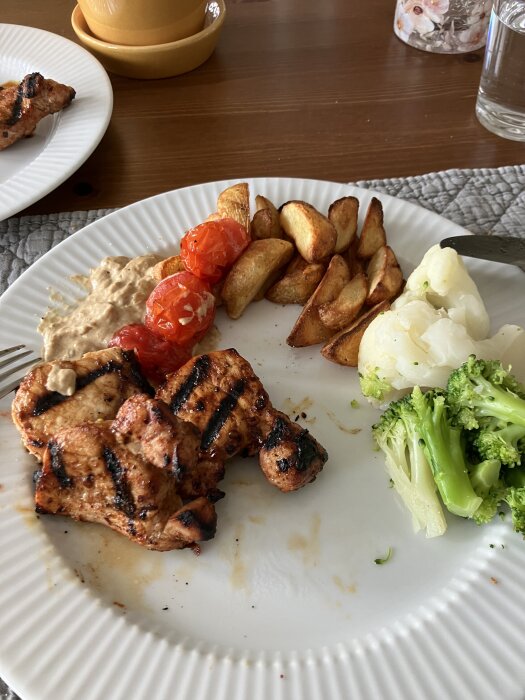 Tallrik med sweet chilimarinerad ytterfilé, grillade tomater, ugnsrostad potatis, broccoli, blomkål och kantarellsås.