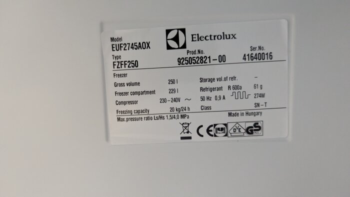 Etikett på en frys av märket Electrolux, modell EUF2745AOX, med specifikationer som volym och kompressordetaljer.