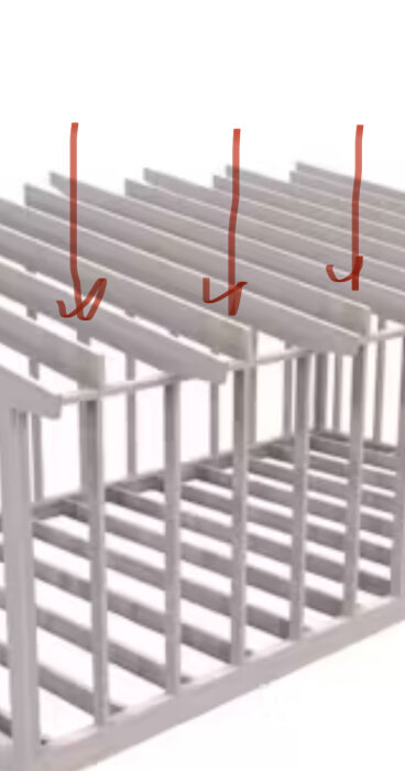 Takstolritning med varannan takås avsågad nertill, markerad med röda pilar för att tydliggöra modifikationen i konstruktionen.