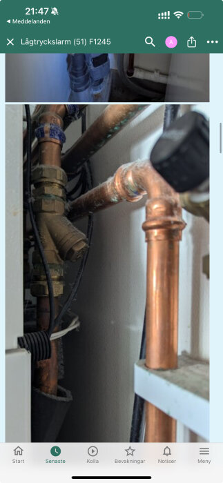 Kopparrör med filter och ventiler, oklart om anslutningen går till brine eller annat.