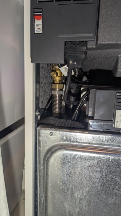 Närbild av två ventiler och rör i en maskin, troligen för brine-slinga, diskussion om luftning.