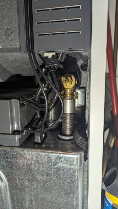 Ventiler i metall, anslutna till rör och kablar i ett maskinrum, för brine-slingan.