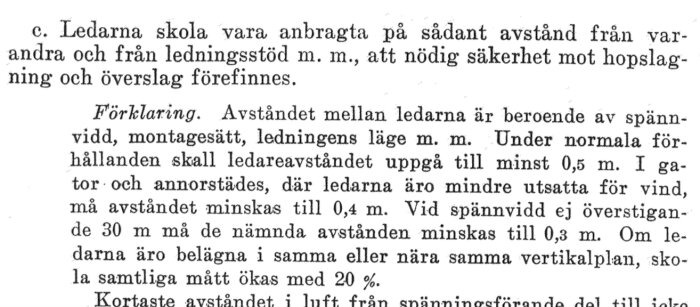 Textutdrag om ledaravstånd och säkerhet, med fokus på vertikalplan och avståndsökning med 20% vid specifika förhållanden.