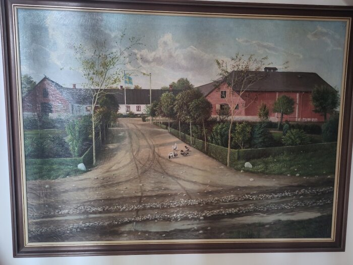 Målning från 1913 föreställande en gårdsbild med två byggnader, träd, grusväg och några ankor i förgrunden.