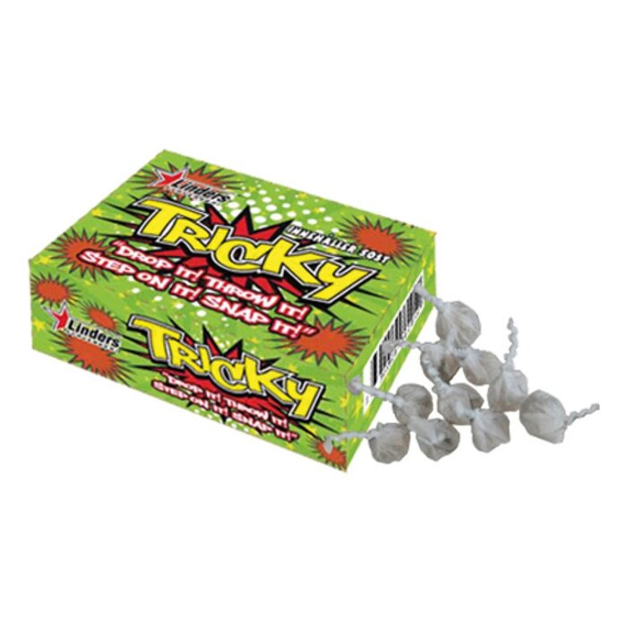 Liten grön låda med Tricky-smällare och lösa smällare runtom, används för skämt och trick.