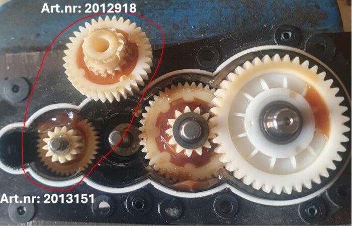 Två kugghjul i en växellåda från Grouw M900, art.nr 2013151 och art.nr 2012918, med markering i rött kring det större kugghjulet.