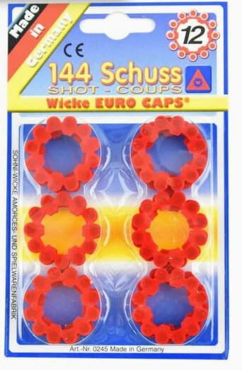 Förpackning med röda kapsylrundlar för leksakspistoler, 144 skott av märket Wicke Euro Caps, tillverkade i Tyskland.