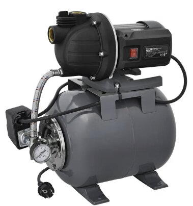 Hydroforpump monterad på en trycktank med tryckmätare och elkabel, använd i ett vattenanläggningsprojekt för en egen brunn på en ö.
