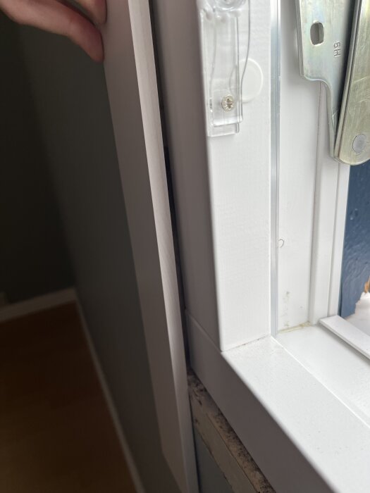 Fönster med ojämnt montage i väggöppning, behövs justeras för korrekt inpassning innan installation av foder.