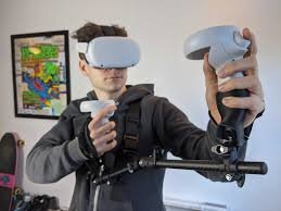 Person använder VR-headset och kontroller i ett rum, med karta och skateboard i bakgrunden.