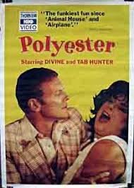 Affisch av filmen "Polyester" med två personer i dramatisk pose och text i bakgrunden.