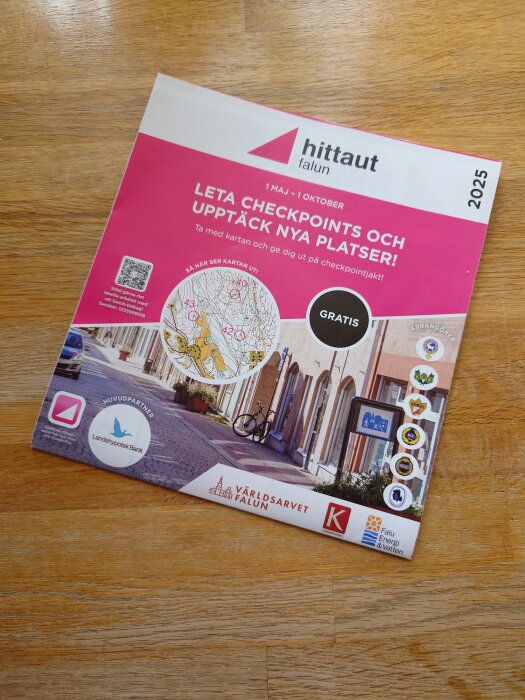 Reklambroschyr för orienteringsaktiviteten hittaut Falun 2025, med karta och texten "Leta checkpoints och upptäck nya platser!".
