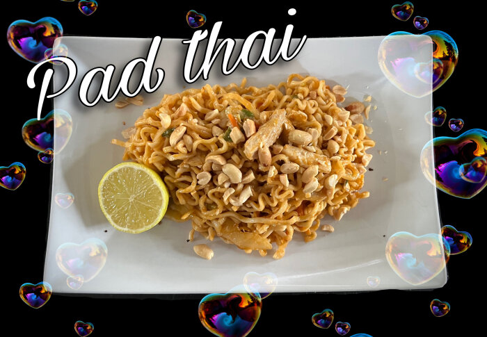 Pad thai med nudlar, bitar av kyckling, jordnötter och lime på en vit tallrik, omgiven av färgglada hjärtformade bubblor.