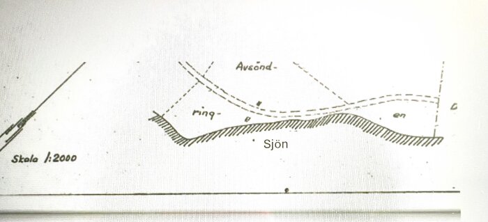 Karta av en avstyckning med streckade linjer som går ner i en sjö, texten "Avsönd-" och "Sjön" syns.