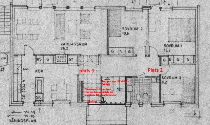 Planritning av bostad med markerade platser för potentiell installation av luft-luftvärmepump; plats 1 i vardagsrum, plats 2 nära sovrum.