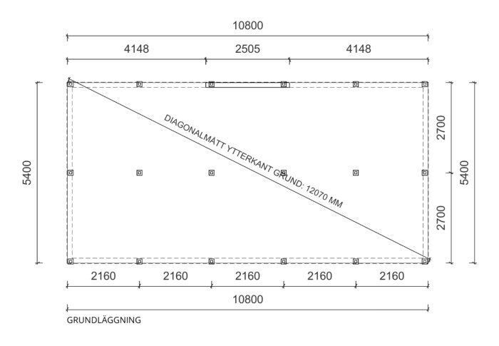 Bygglovsritning för ett hus på 60 kvm med plintar i tre rader och bjälklagsdimensioner anges. Diagonal mått: 12070 mm.