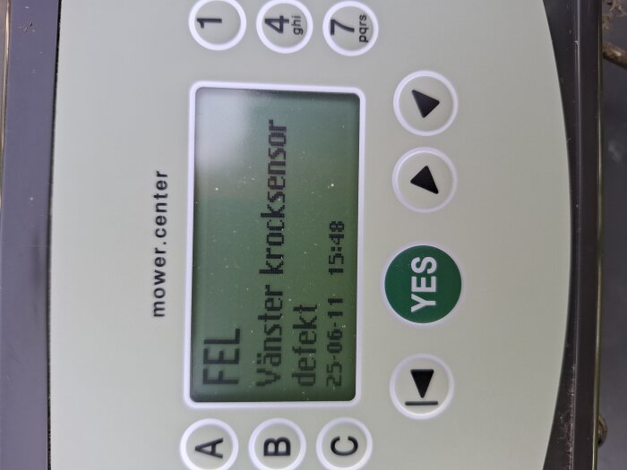 Display på Husqvarna gräsklippare med felet "vänster krocksensor defekt" visas.