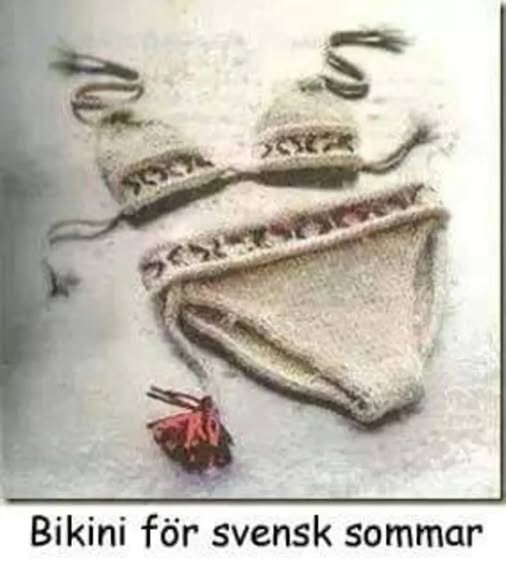 Stickad bikini i ull med strumpstickor, humoristiskt märkt "Bikini för svensk sommar".