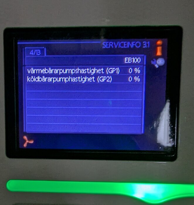 Display med värmepumpparametrar, hastighet för värmebärarpump och köldbärarpump båda på 0%, med text "SERVICEINFO 3.1".