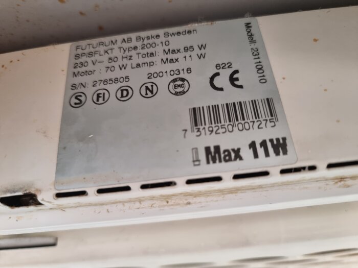 Etikett på baksidan av en köksfläkt, visar specifikationer och märkningar som CE, modellnummer, och maximalt wattantal 11W.