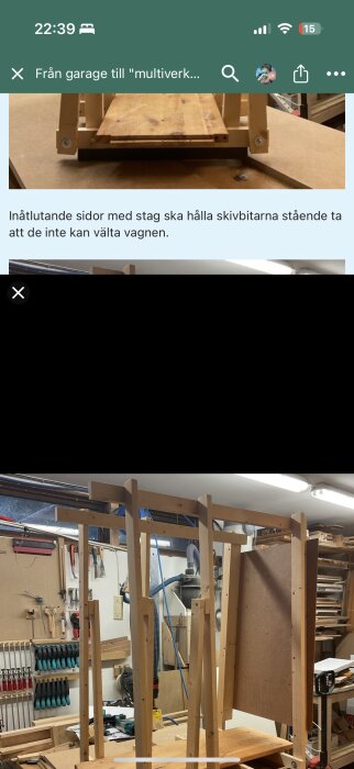 Trächassi med inåtgående sidostöd för att hålla skivor stående, del av ett bygge i ett organiserat verkstadsutrymme med verktyg och hyllor.