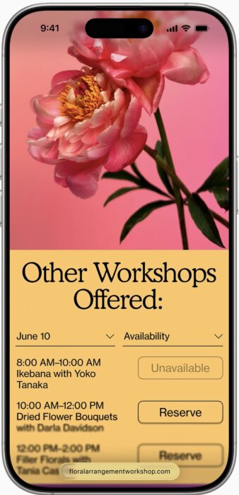 Rosa blomma i fokus på skärmen av en smartphone med text om workshops och bokningsalternativ, appens bildhantering demonstreras.