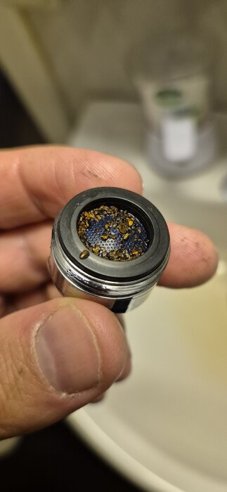 Filtret från en pump som innehåller rostpartiklar.