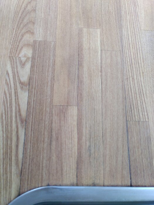 Köksbänk i trä med synliga lagningar.