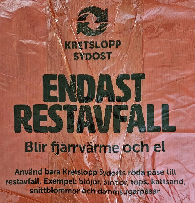 Röd påse från Kretslopp Sydost med text om restavfall. Exempel på avfall anges: blöjor, bindor, kattsand, snittblommor, dammsugarpåsar.