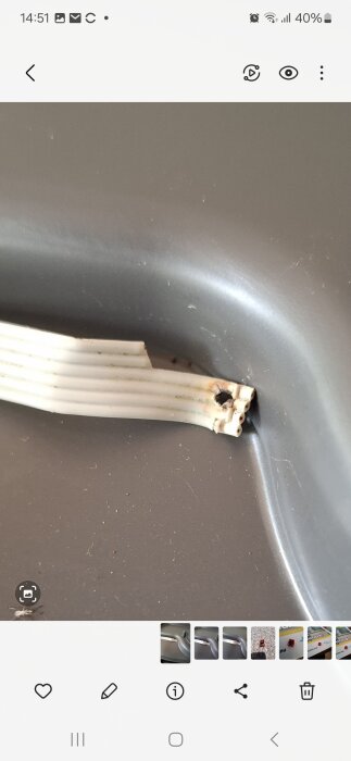 Närbild på en skadad kontakt med sladd där ett stift är nästan helt borteroderat, vilket kan orsaka problem med krocksensorn.