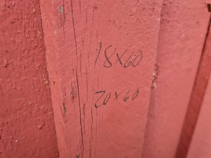 Röd fasad med antecknade mått 18x60 och 20x60.