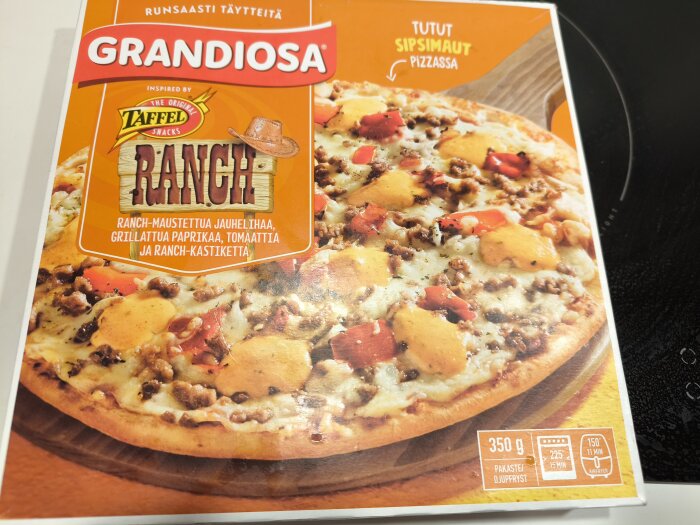 Förpackning av djupfryst Grandiosa Ranch-pizza, 350 g, med köttfärs, paprikor, tomater och ranchdressing.