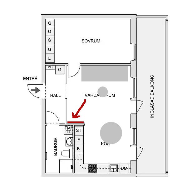 Planritning av lägenhet med röd pil som visar möjlig TV-placering i vardagsrum nära köket; ca 90 cm utrymme för möblering och en balkong intill.