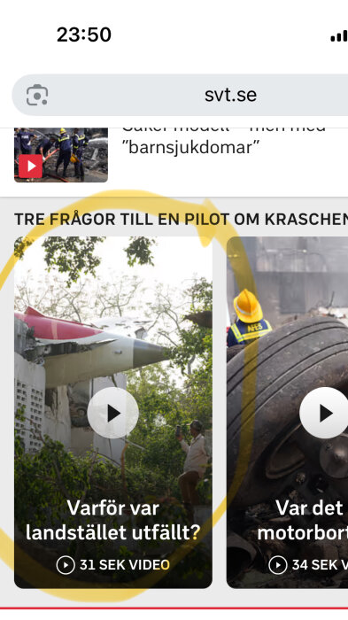 Videoklipp om flygplanslandning med utfällt landställ, träd i bakgrunden.