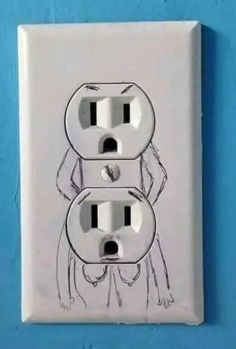 Dubbel eluttag på blå vägg med handritade kroppsfigurer, liknar ansikten med olika uttryck.