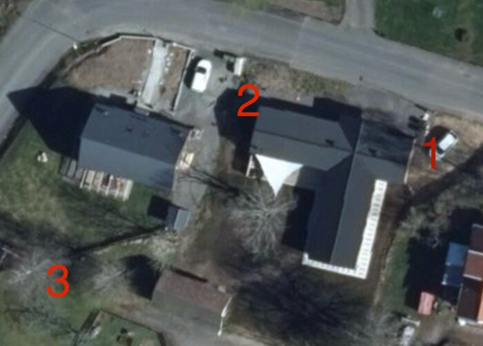 Flygfoto över två hus, med tre markerade punkter nummer 1, 2 och 3 på gårdsplanen och omkringliggande mark.