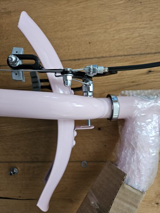 Cykelram med rosa stänkskärm, monteringsproblem; skruv når ej stänkskärmen.