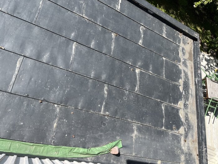 Plåttak med uppvik i bakkant, saknar hängränna. Problem vid samling av löv, snö eller is föreslås lösas genom installation av hängränna.