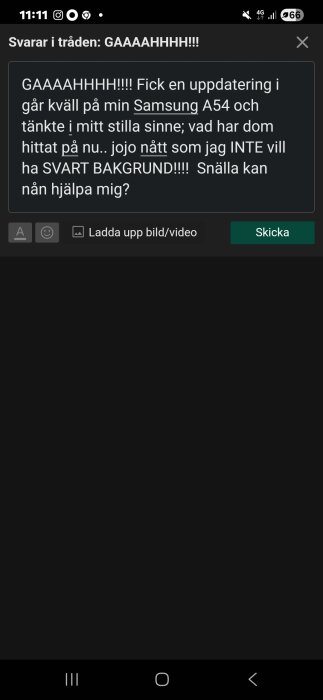 Skärmdump av Samsung A54 som visar ett meddelande om svart bakgrund efter en uppdatering. Användaren söker hjälp.