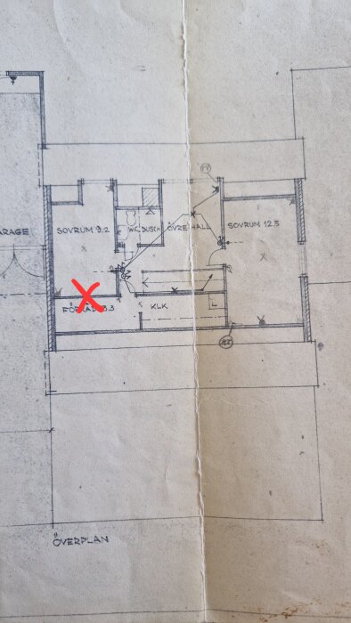 Arkitektskiss över övervåning med markerad vägg i rött för borttagning. Väggen är mellan två rum, FÖRRÅD och KLK, i hörnet av planlösningen.