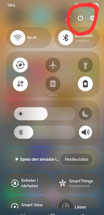 Kontrollpanel på en mobil med röd inringning runt strömbrytarsymbol. Funktionen återställdes efter omstart.